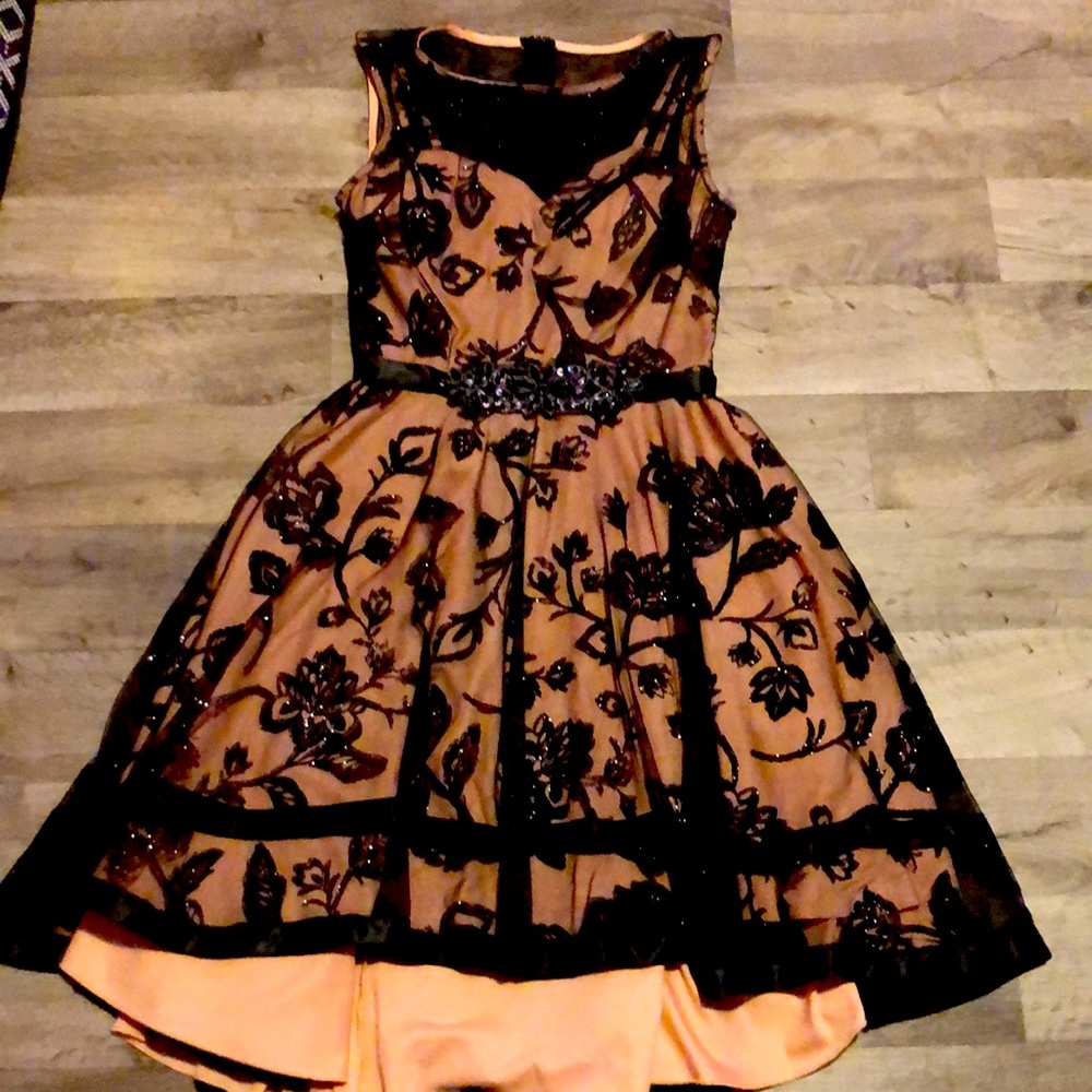As a zipper in the back as flowers, it’s very glittery it have bra pads